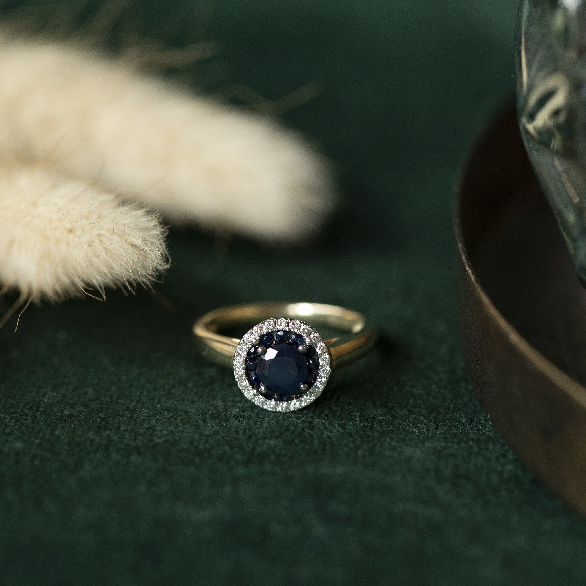 Gold ring with sapphire and diamond 14 crt