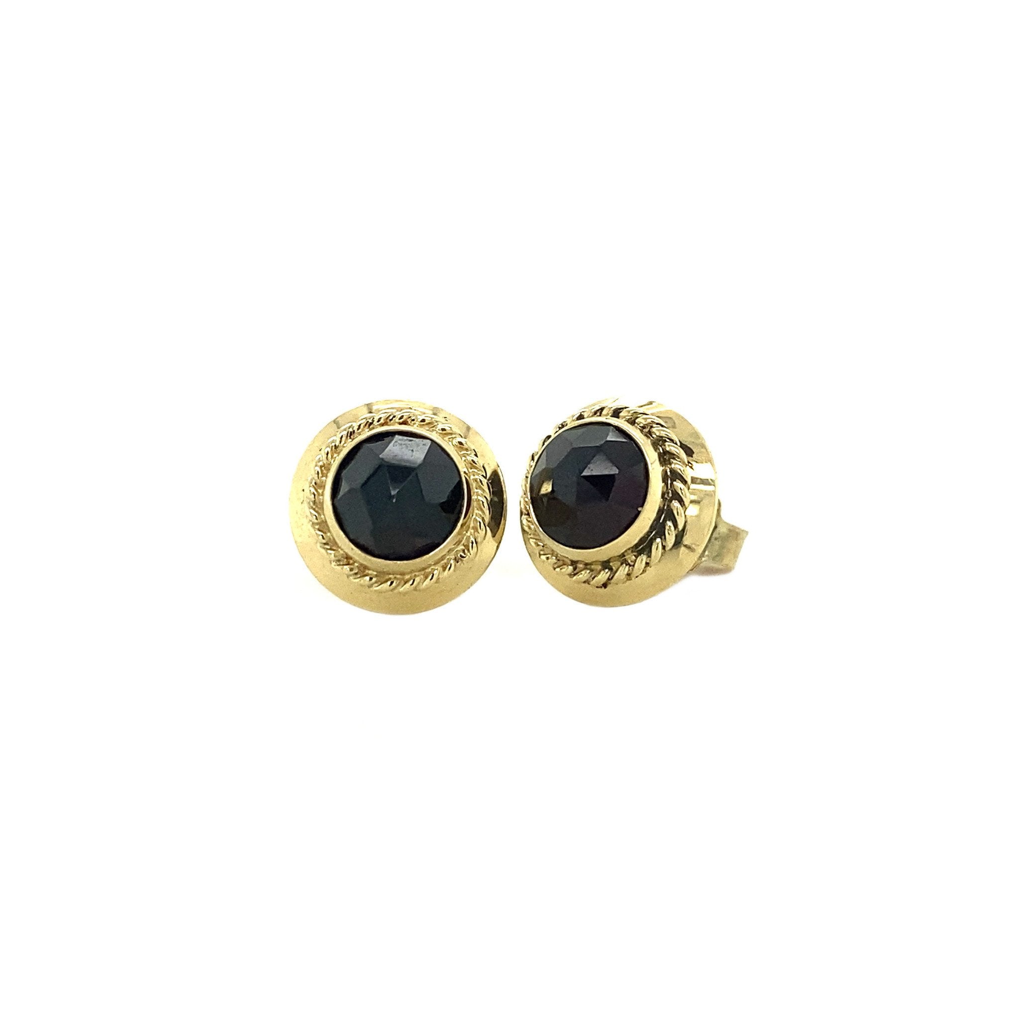 14 kt gold stud earrings with garnet