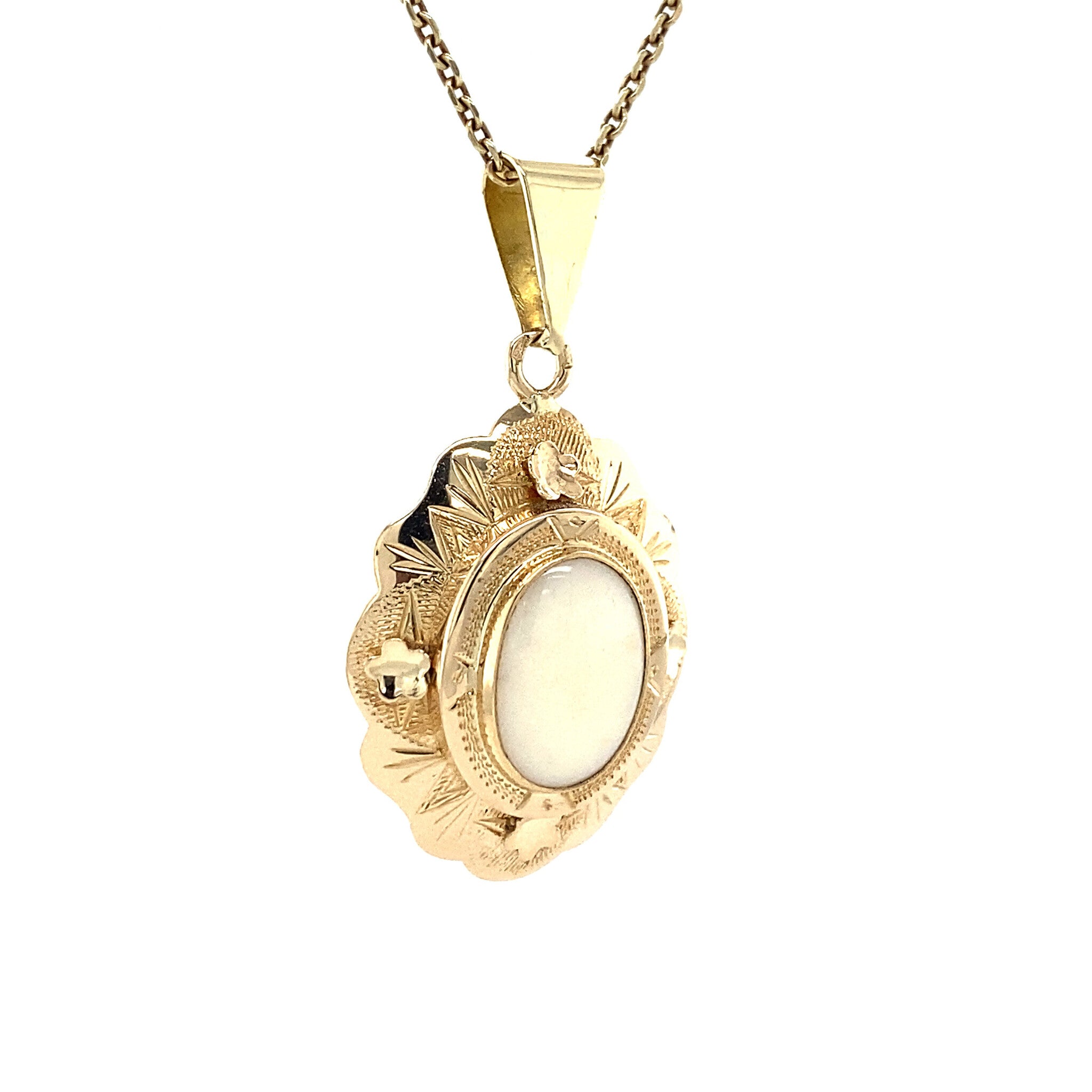 14 kt gold pendant with opal