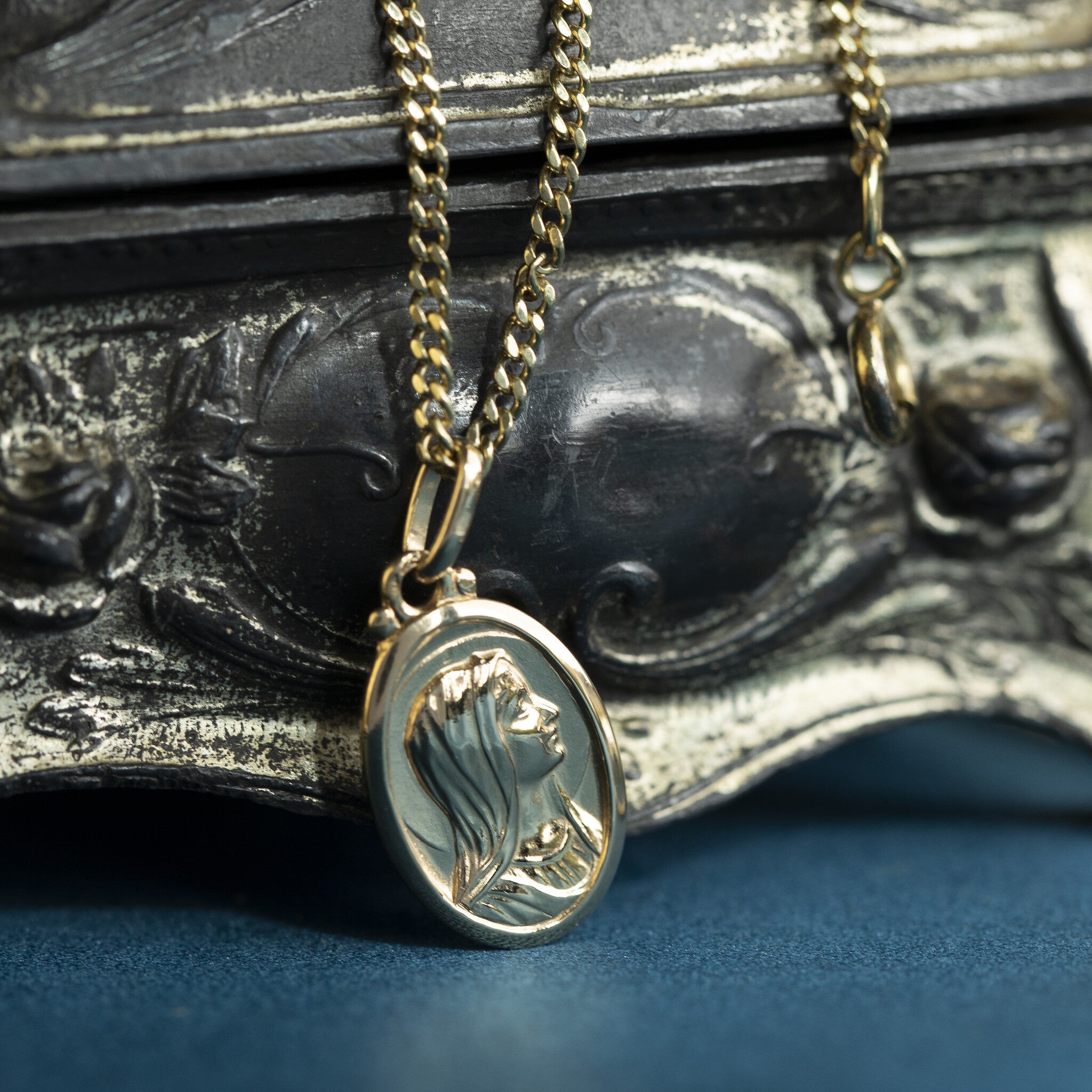 Gouden hanger maria met sluier 18 krt