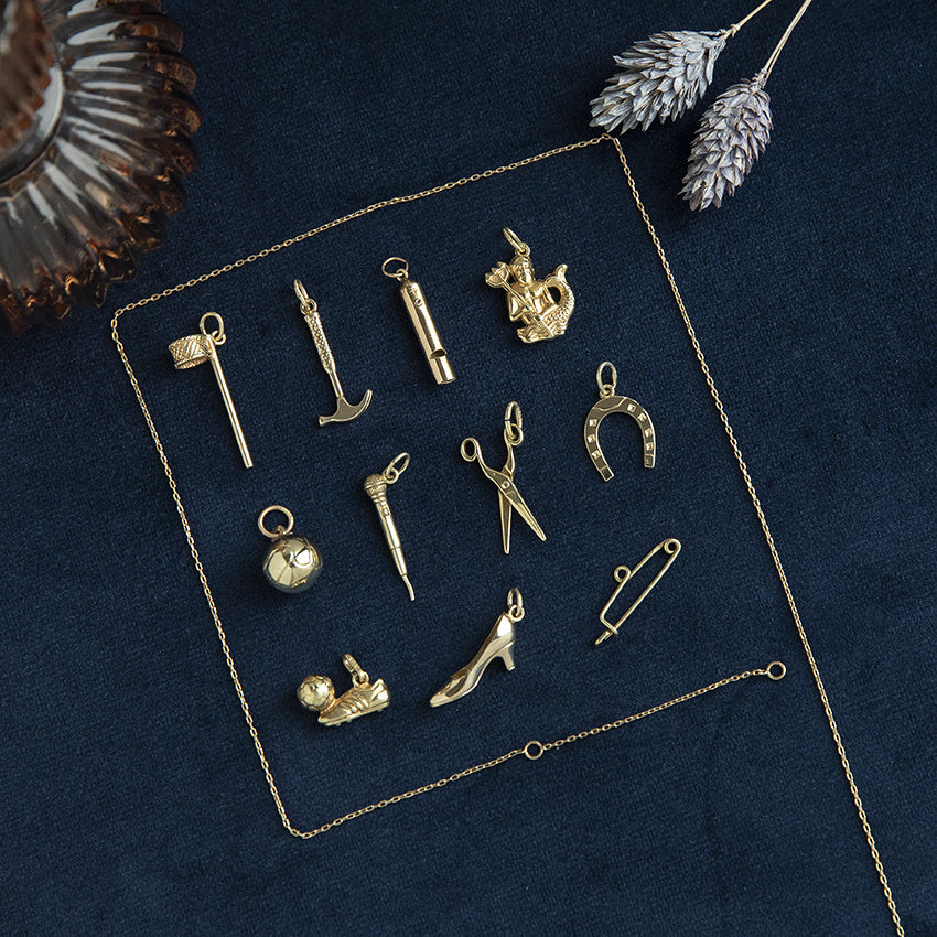 Gouden vintage voetbal schoen met bal hanger 14 krt