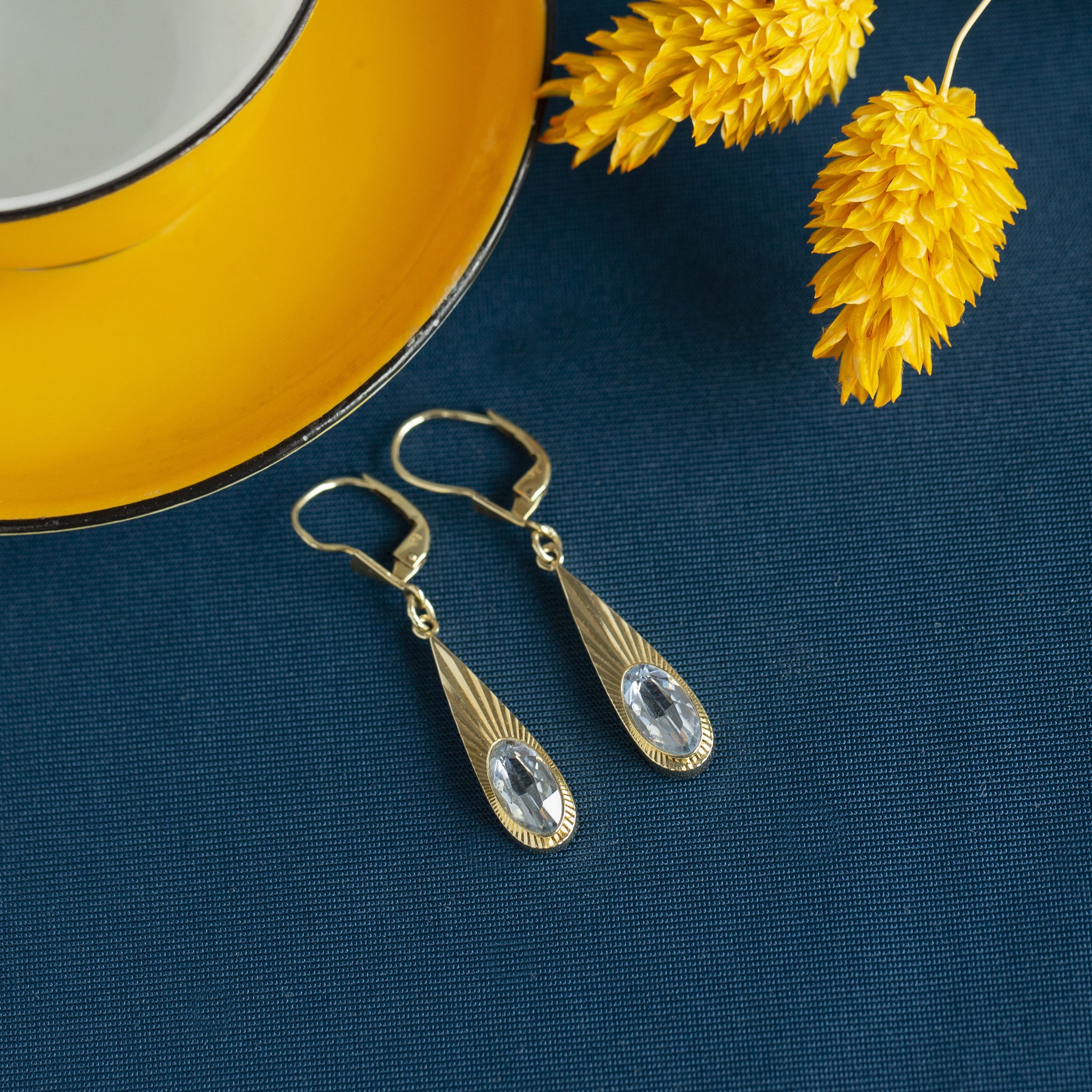 14 kt gold earrings with blue spinel