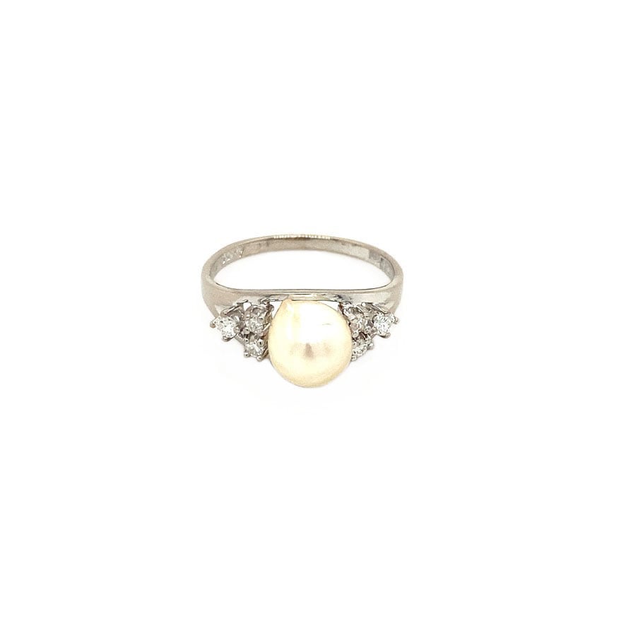 14 kt white gold ring with pearl and diamond