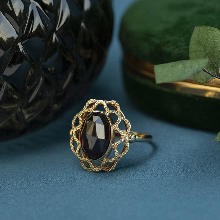 Gold ring with garnet, 14 kt