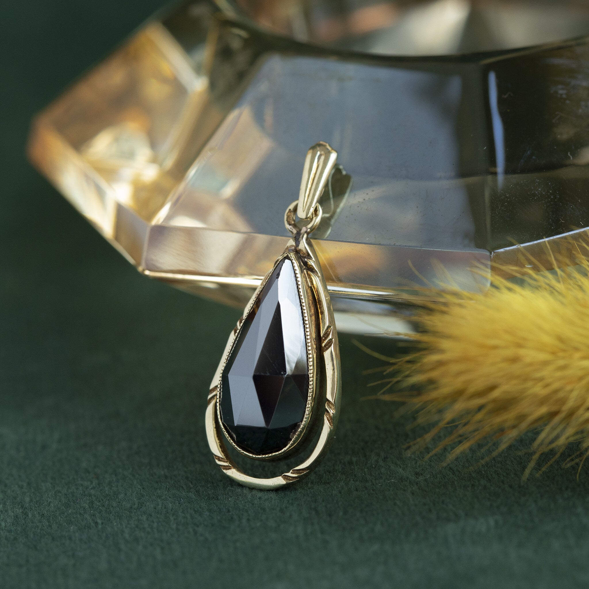 Gouden hanger met hematiet 14 krt