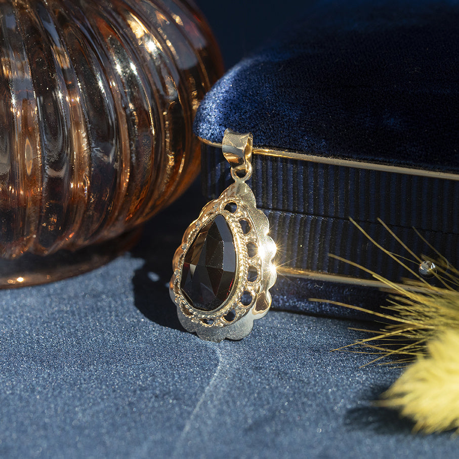 Vintage gold pendant with garnet, 14 kt