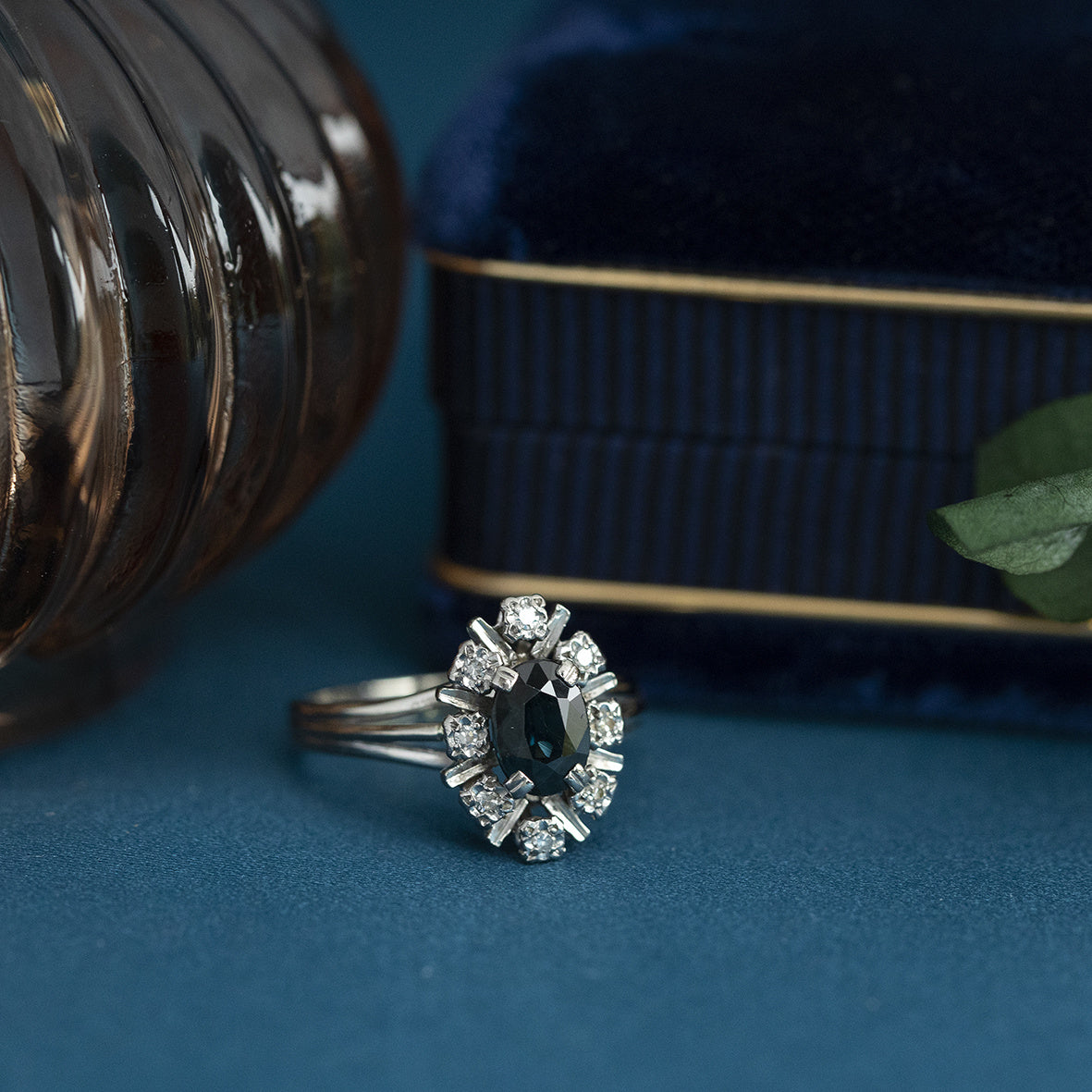 Witgouden entourage ring met diamant en saffier 18 krt