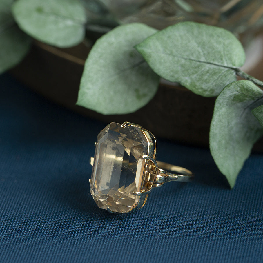 Gouden ring met lichte rooktopaas 14 krt