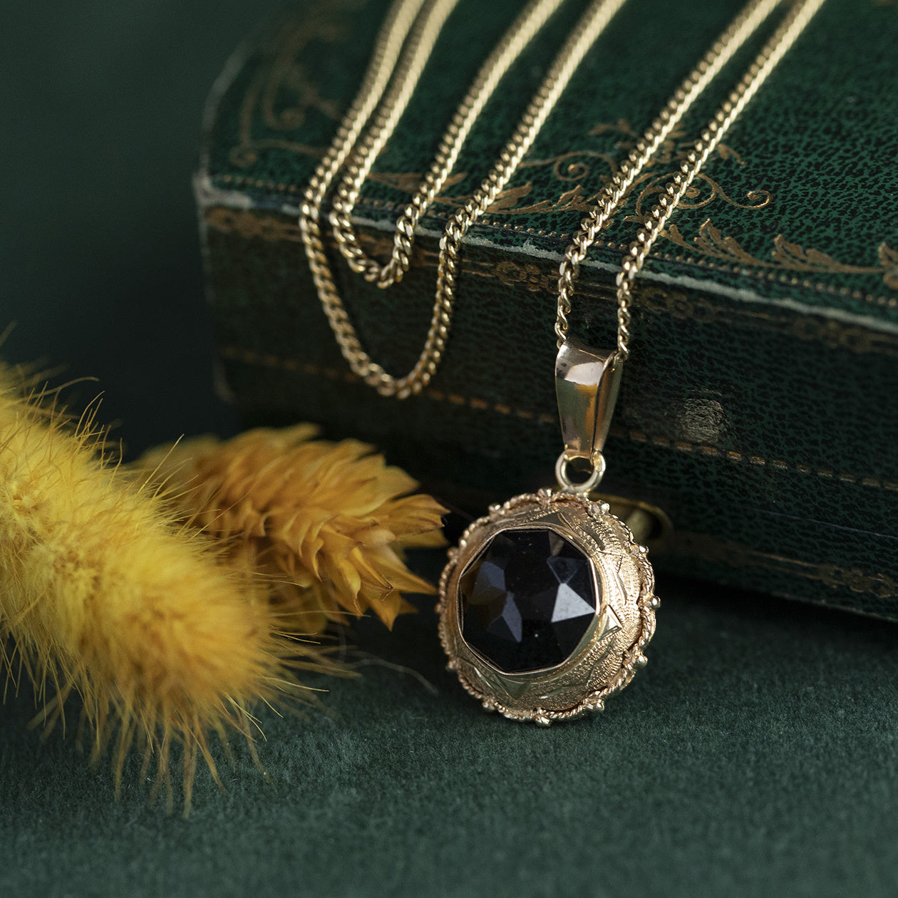 Gouden hanger met granaat 14 krt