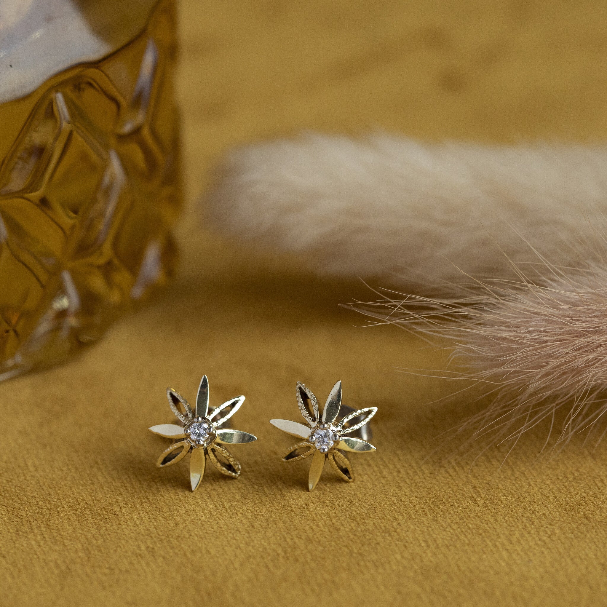 Gouden oorstekers met diamant 14 krt