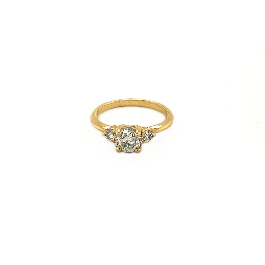 14 kt gold ring with a diamond