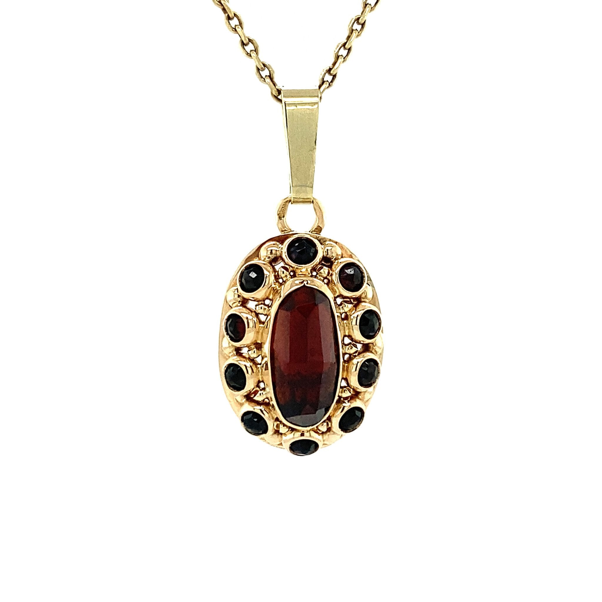 Gold entourage pendant with garnet 14 kt