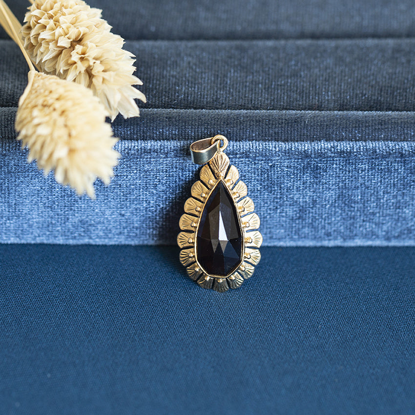 Gouden hanger met granaat 14 krt