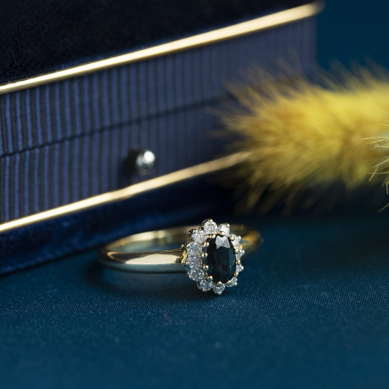18 kt gold ring with sapphire and diamond
