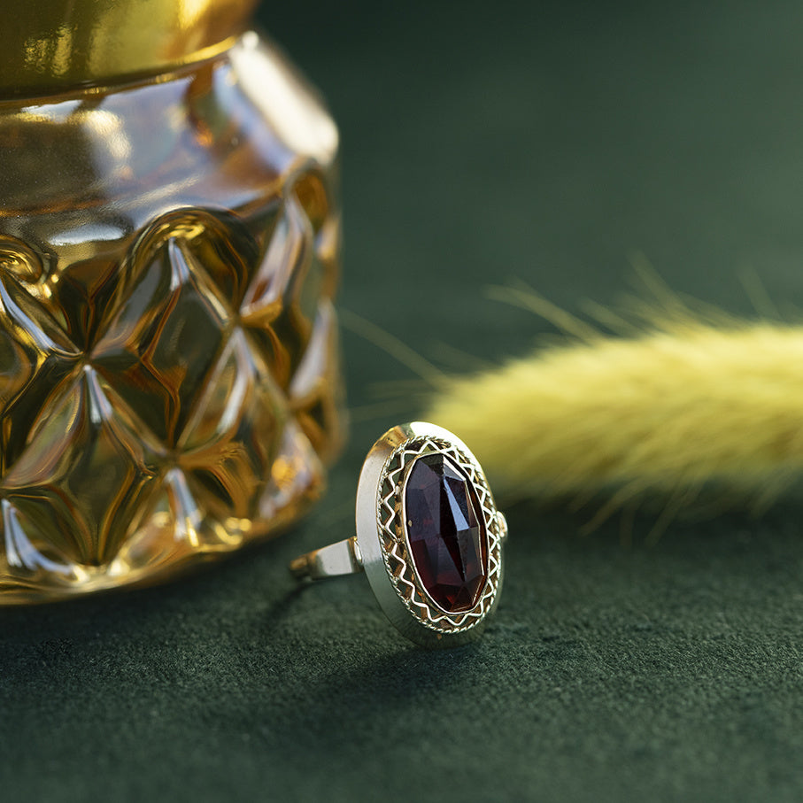 Gold ring with garnet 14 kt