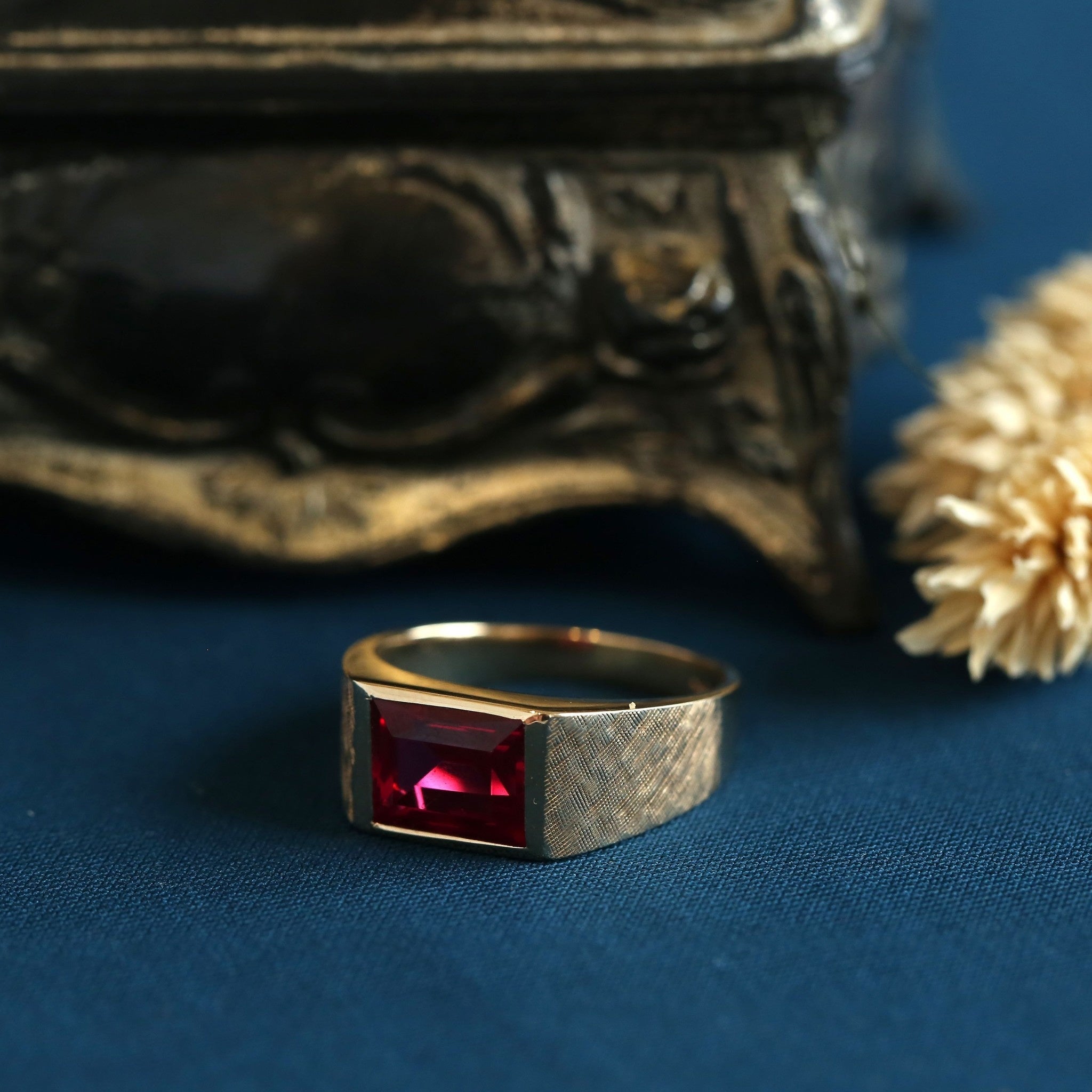 Men's ring with synthetic ruby 10 krt