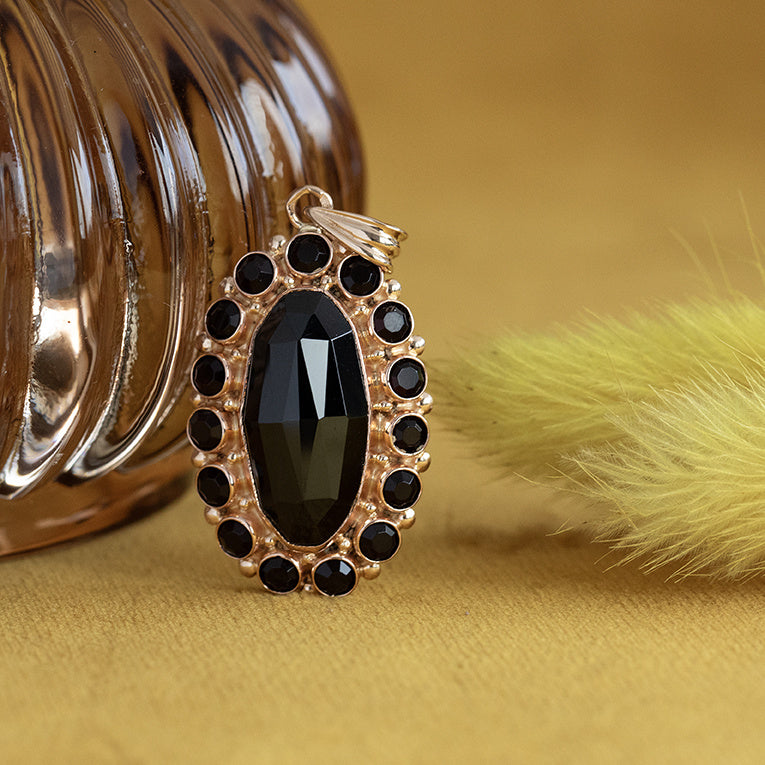 Gold vintage entourage pendant with garnet 14 kt