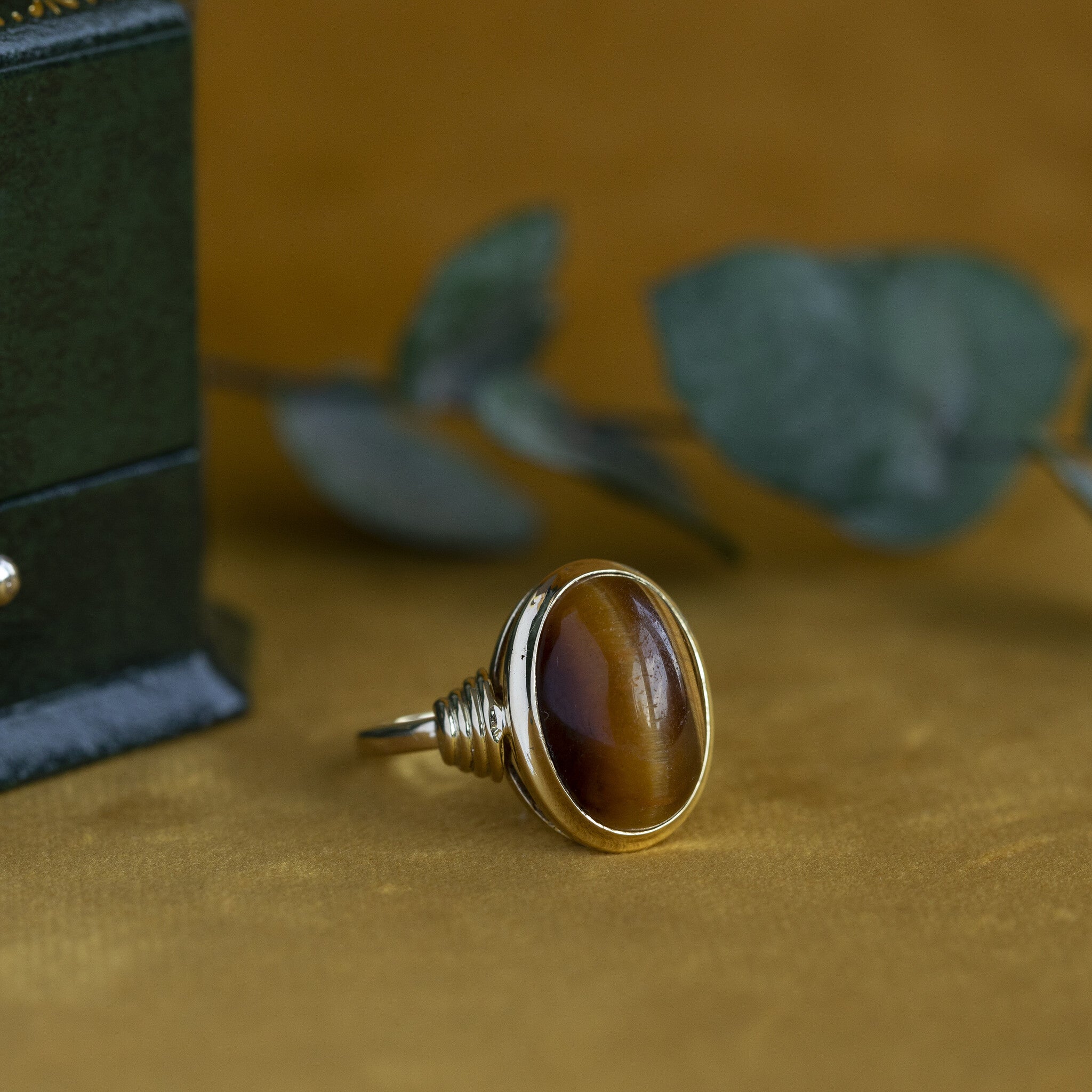 Gouden ring met tijgeroog 18 krt