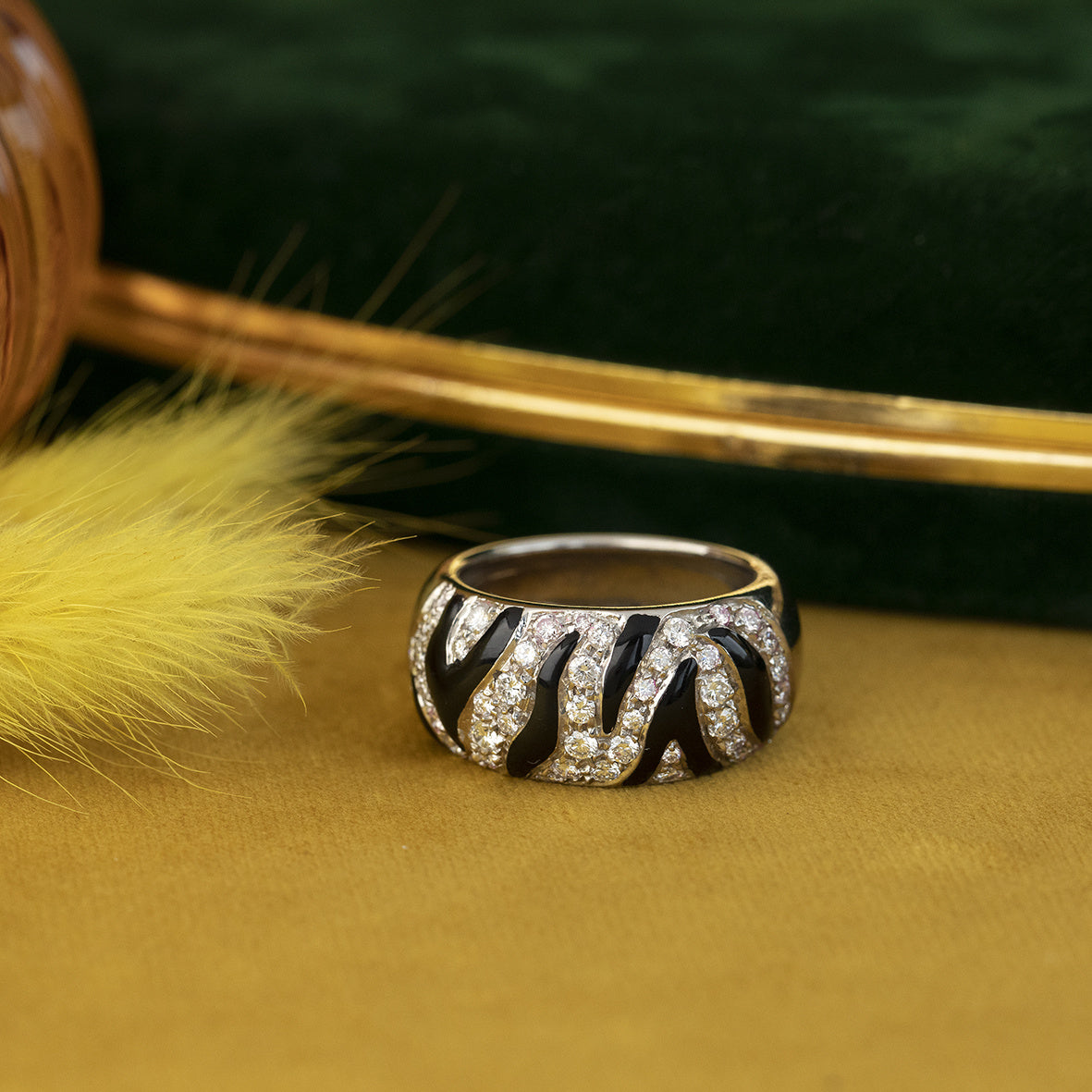 Witgouden ring met emaille en diamant 18 krt