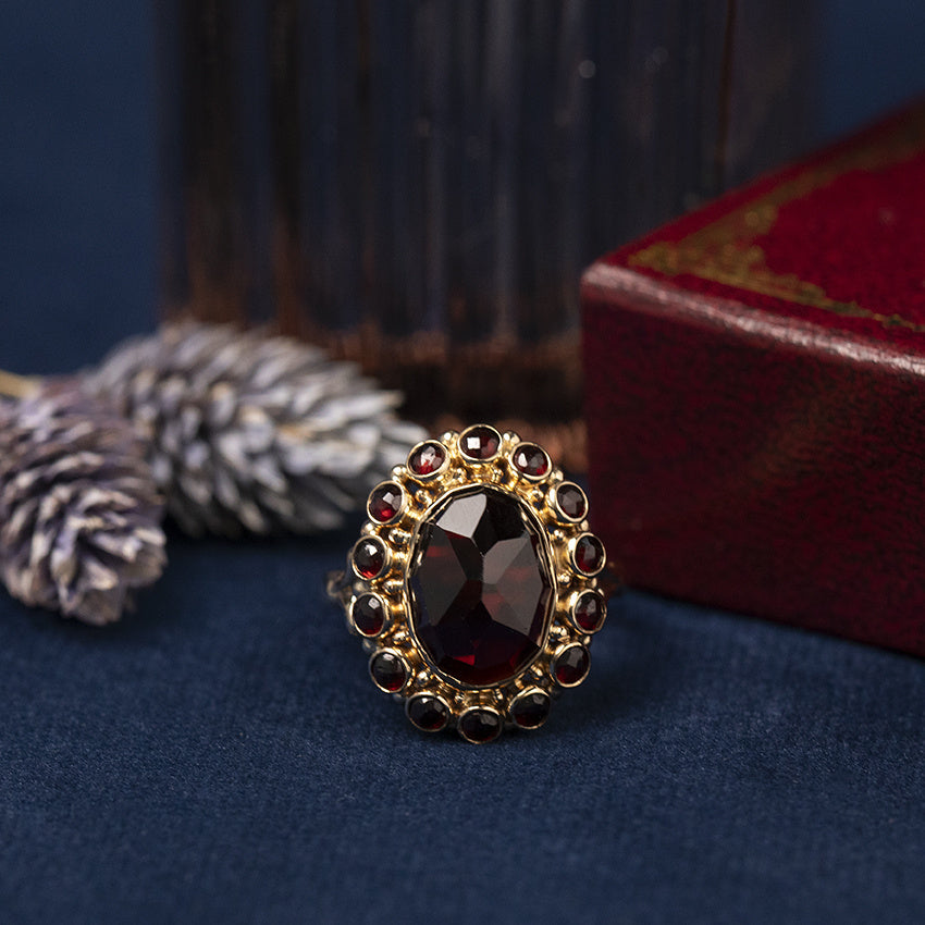 Gouden vintage entourage ring met granaat 14 kt