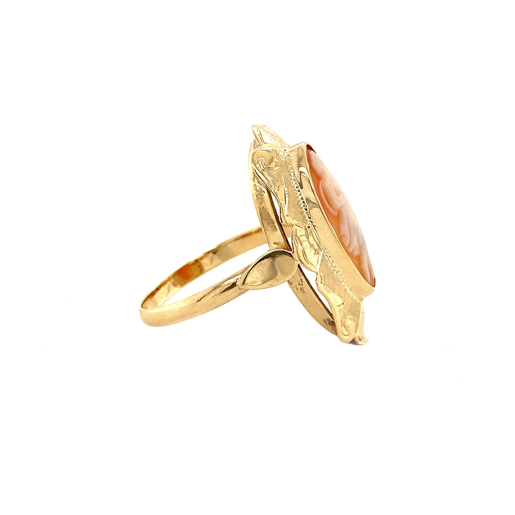 14 kt gold ring with a cameo