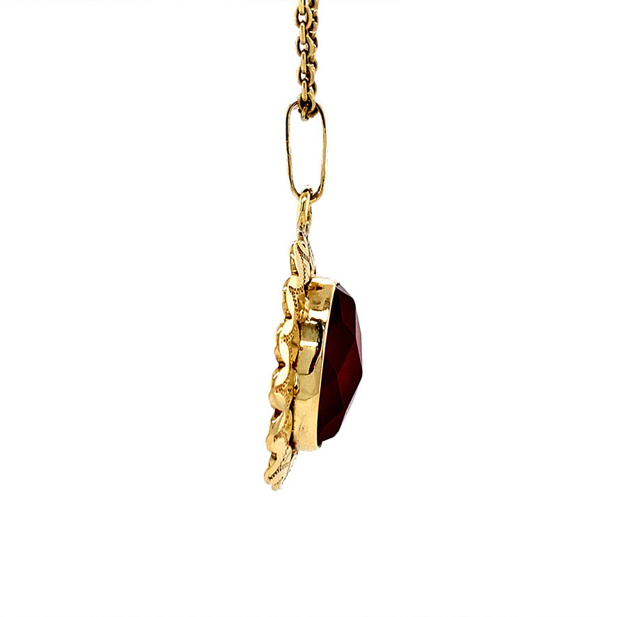 Golden pendant with carnelian 14 kt