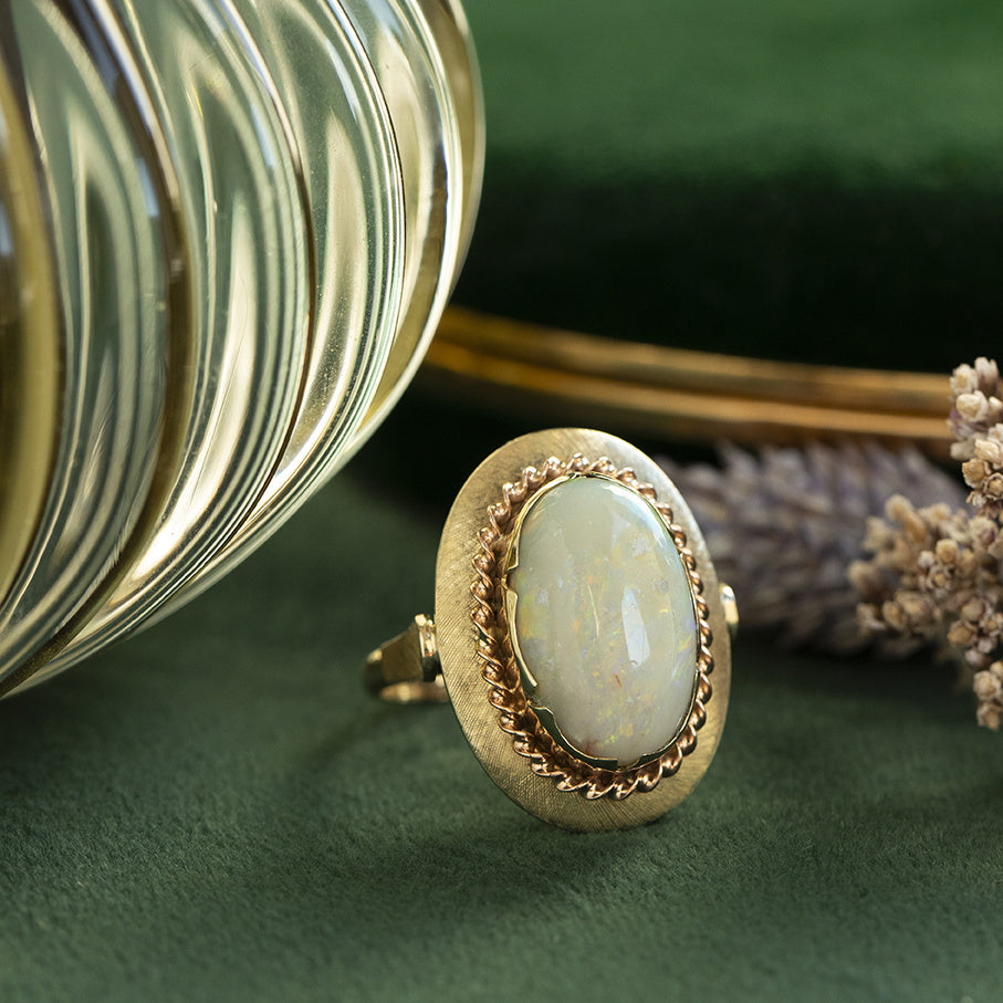 Gouden vintage ring met opaal 14 krt