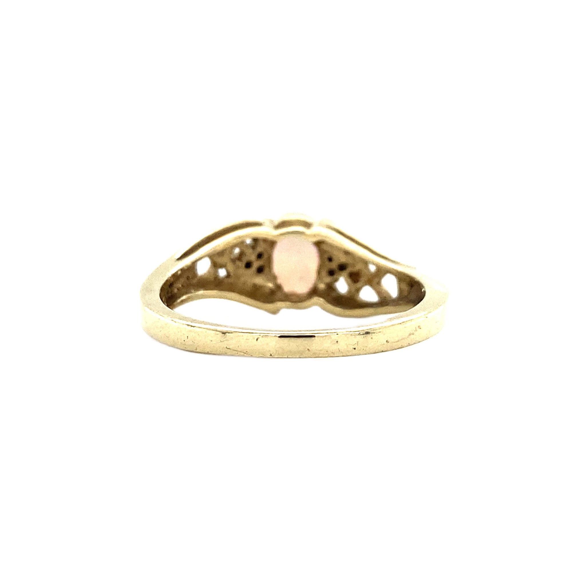 Ring met opaal en diamant 9 krt