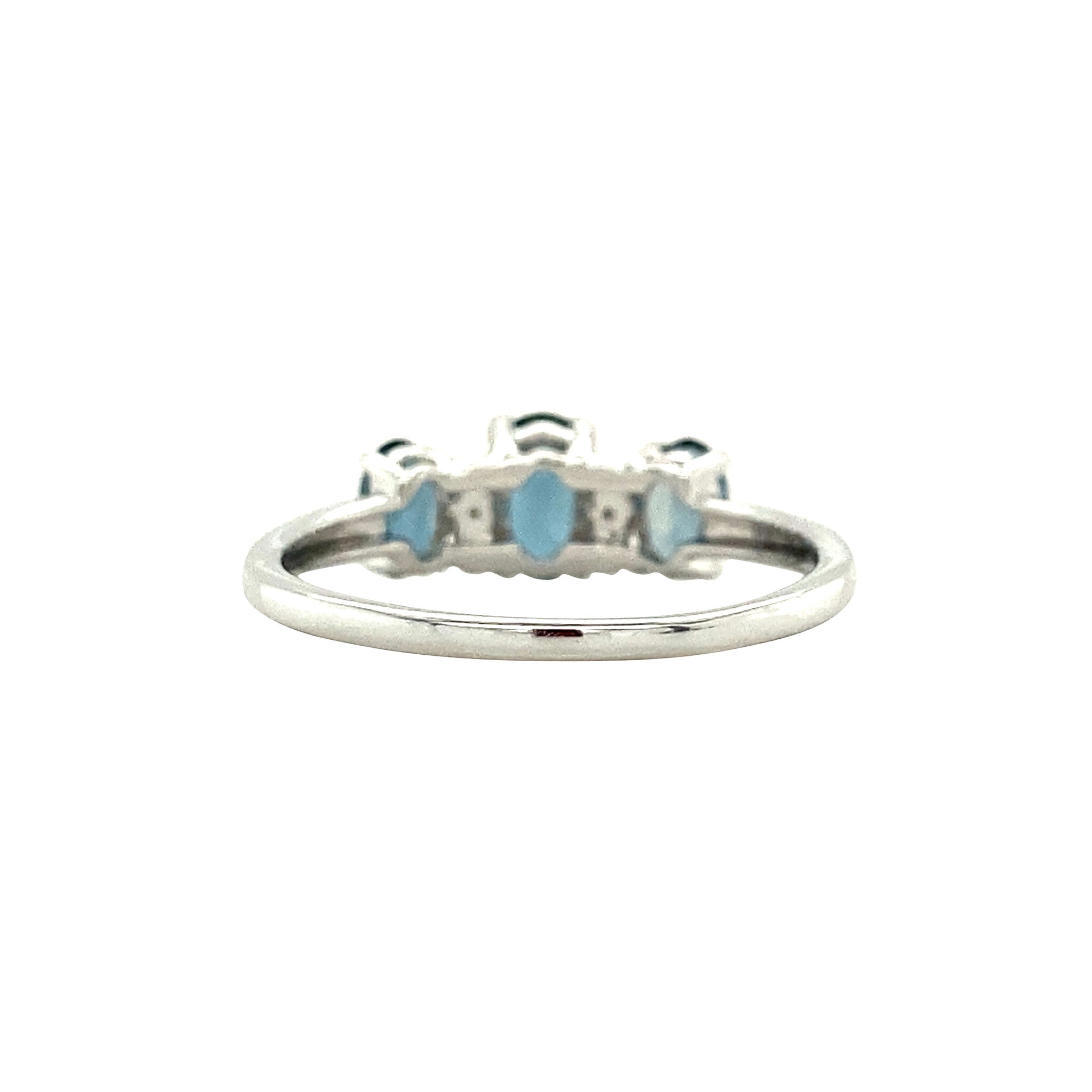 14 kt white gold ring with topaz and diamond