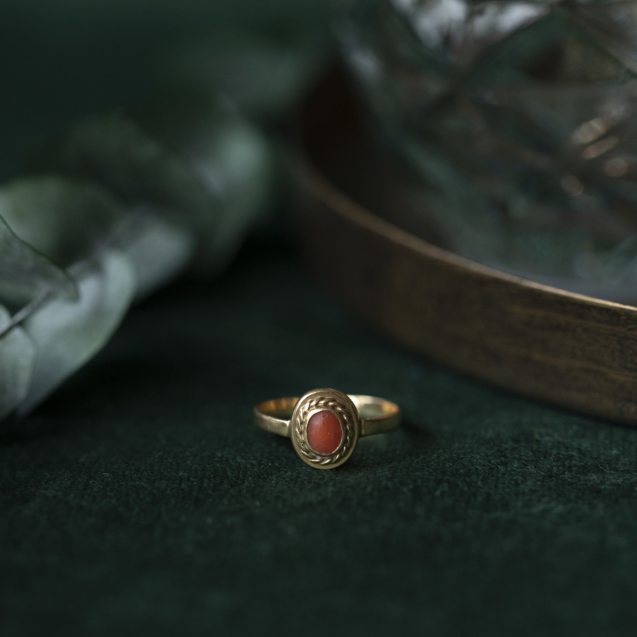 Gold ring with blood coral 14 kt