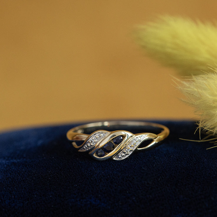 Gouden vintage ring met saffier en diamant 14 krt