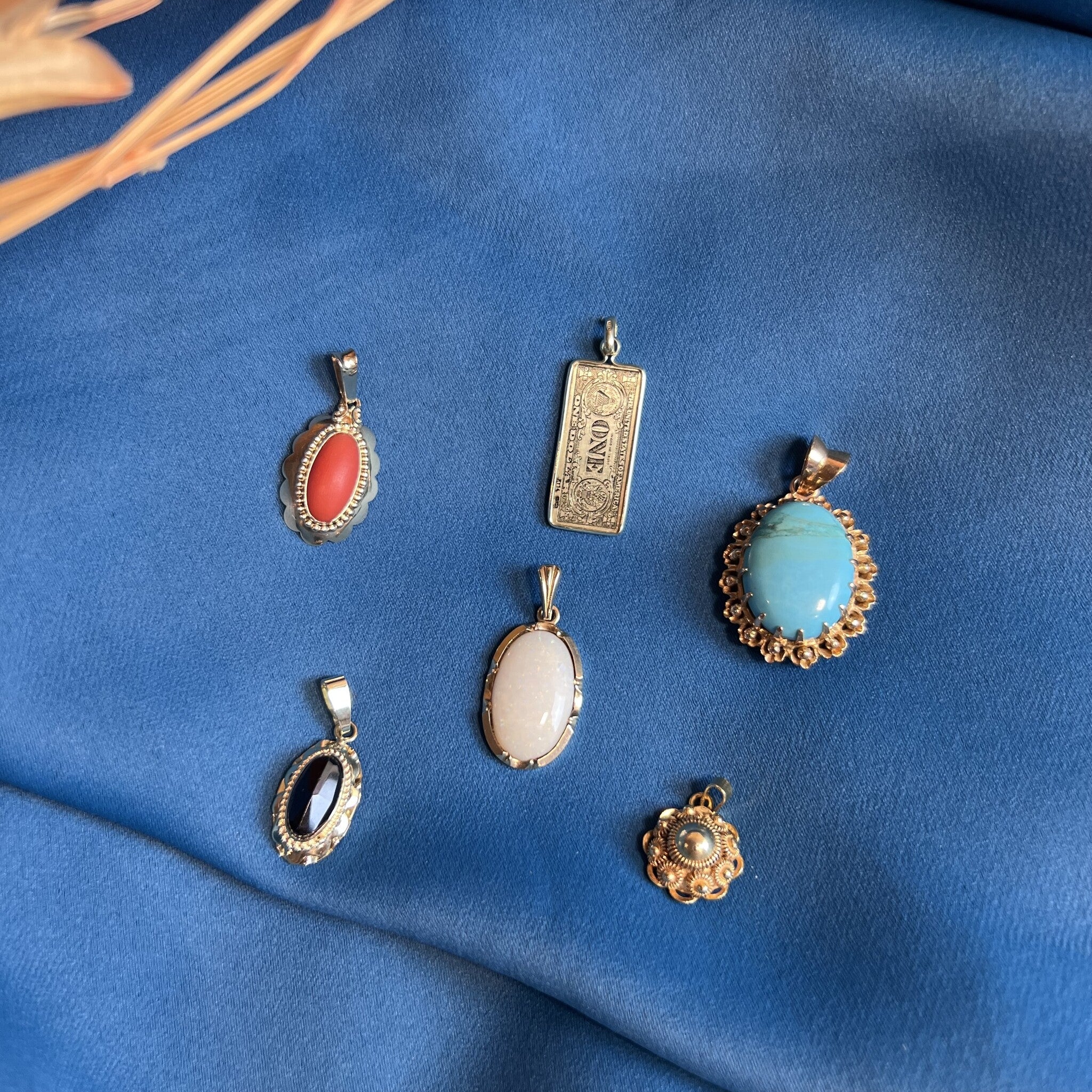 Gouden hanger met opaal 14 krt