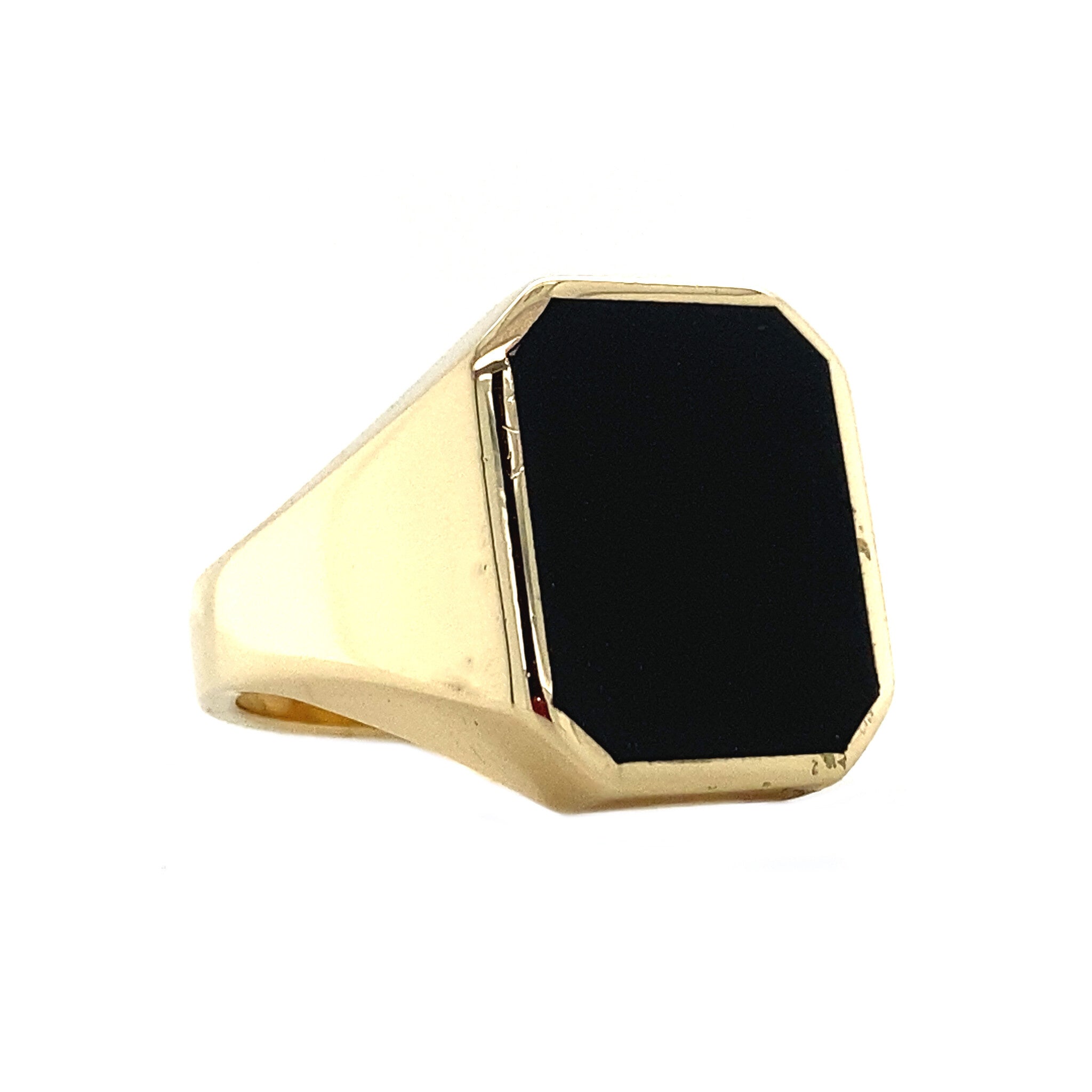 Gold signet ring with onyx 14 krt