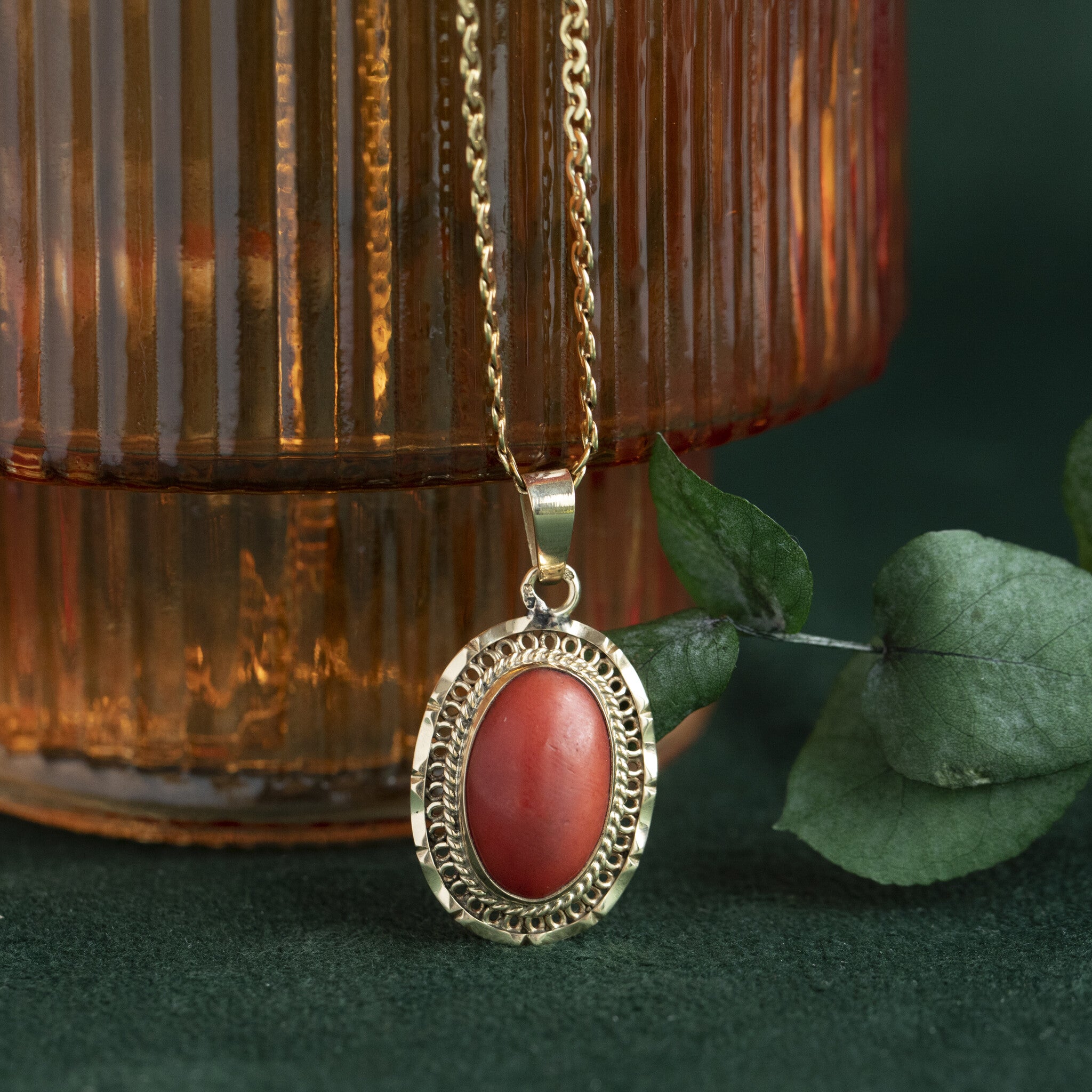 Gouden hanger met bloedkoraal 14 krt