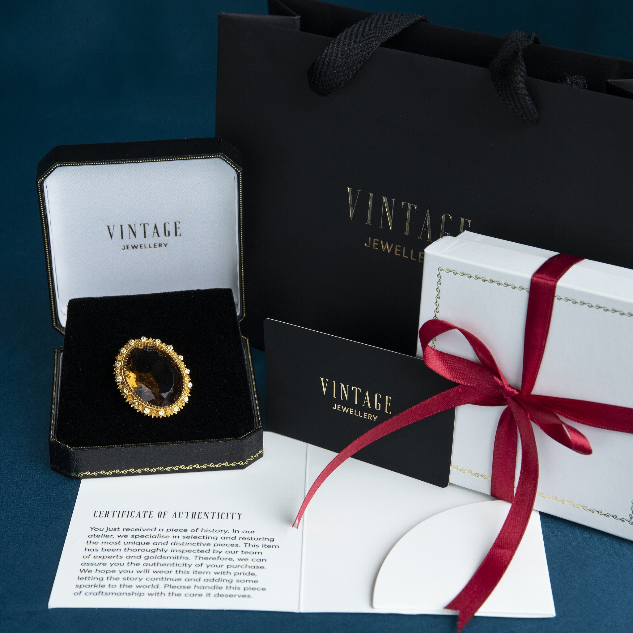 Gouden entourage broche met granaat 14 krt
