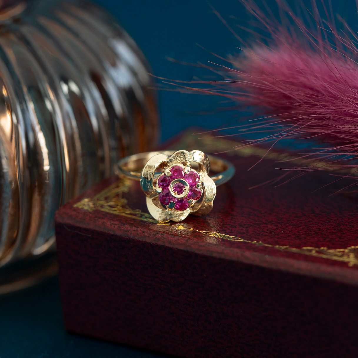 Gouden vintage entourage ring met robijn 14 krt