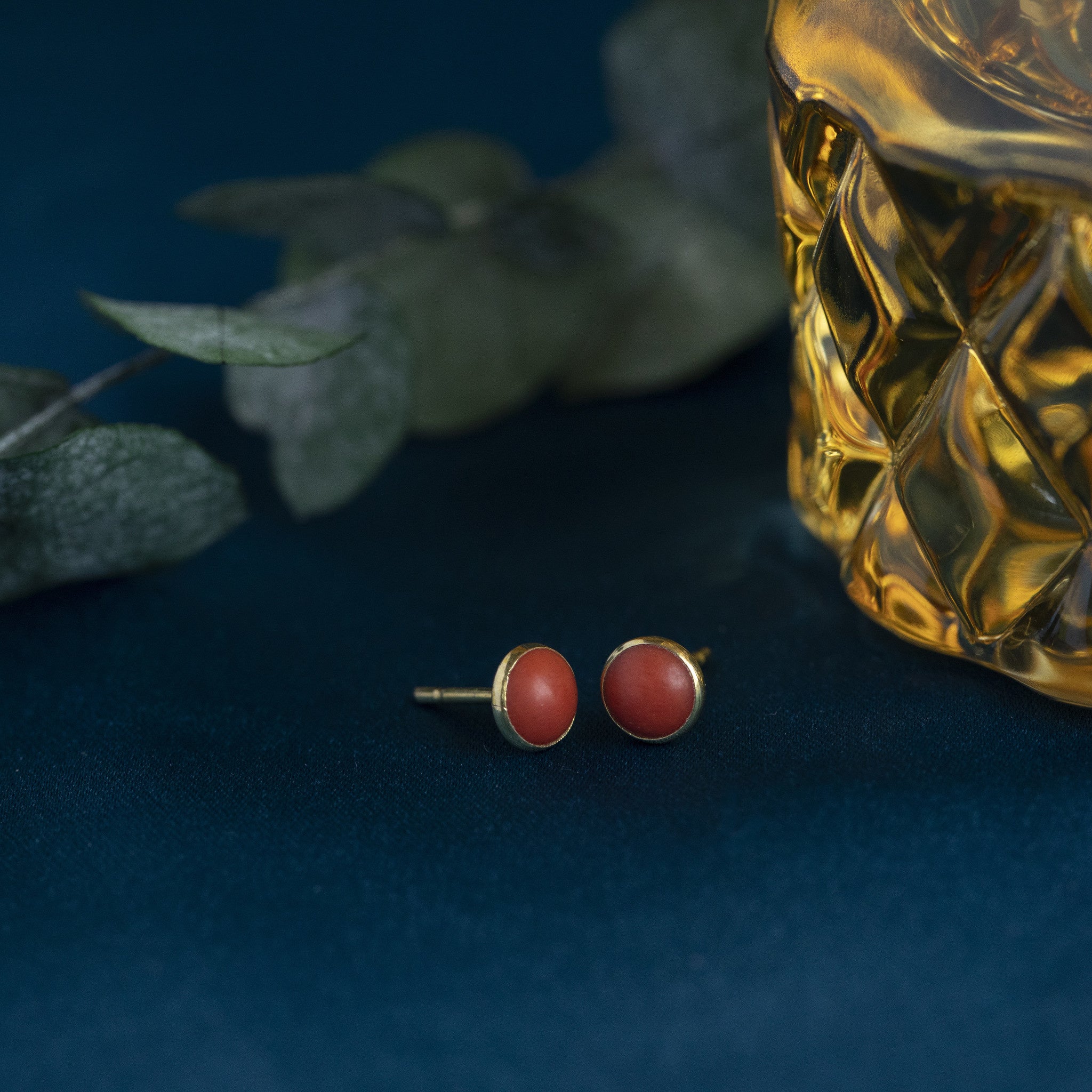 Gouden oorstekers met bloedkoraal 14 krt