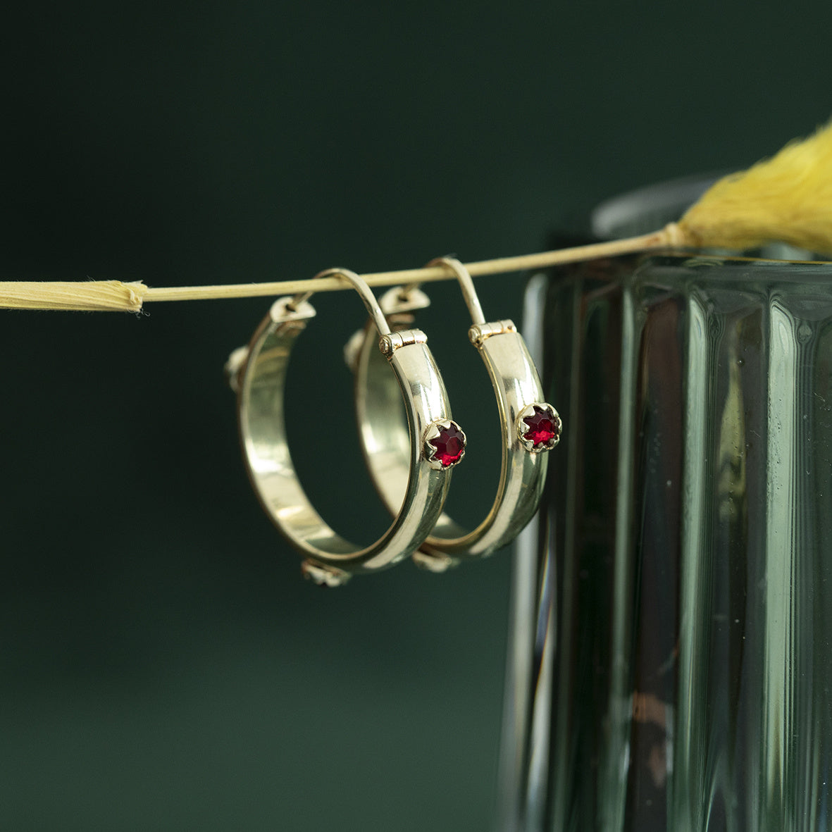 14 kt gold earrings with colored gemstone