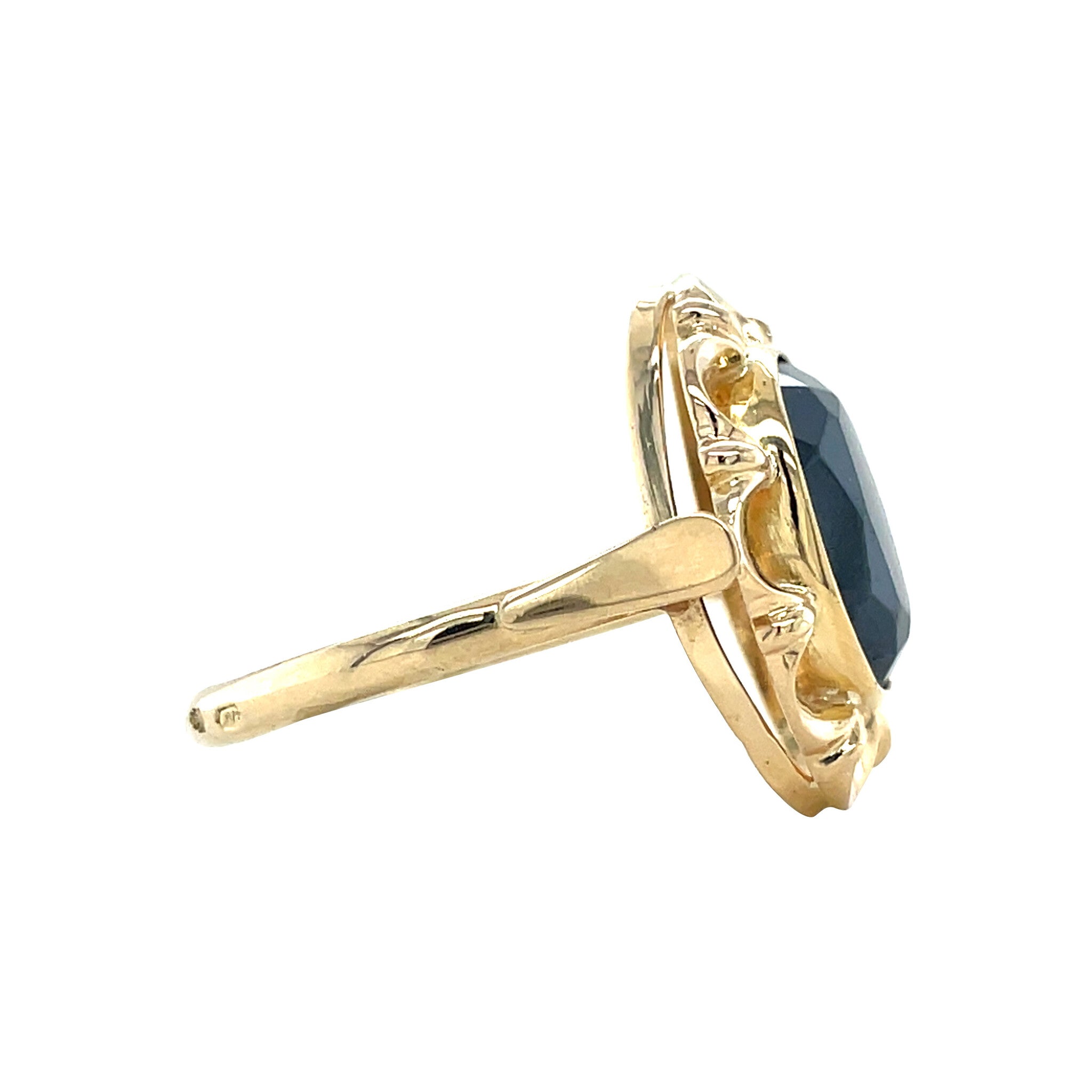 Golden vintage ring with hematite 14 carat