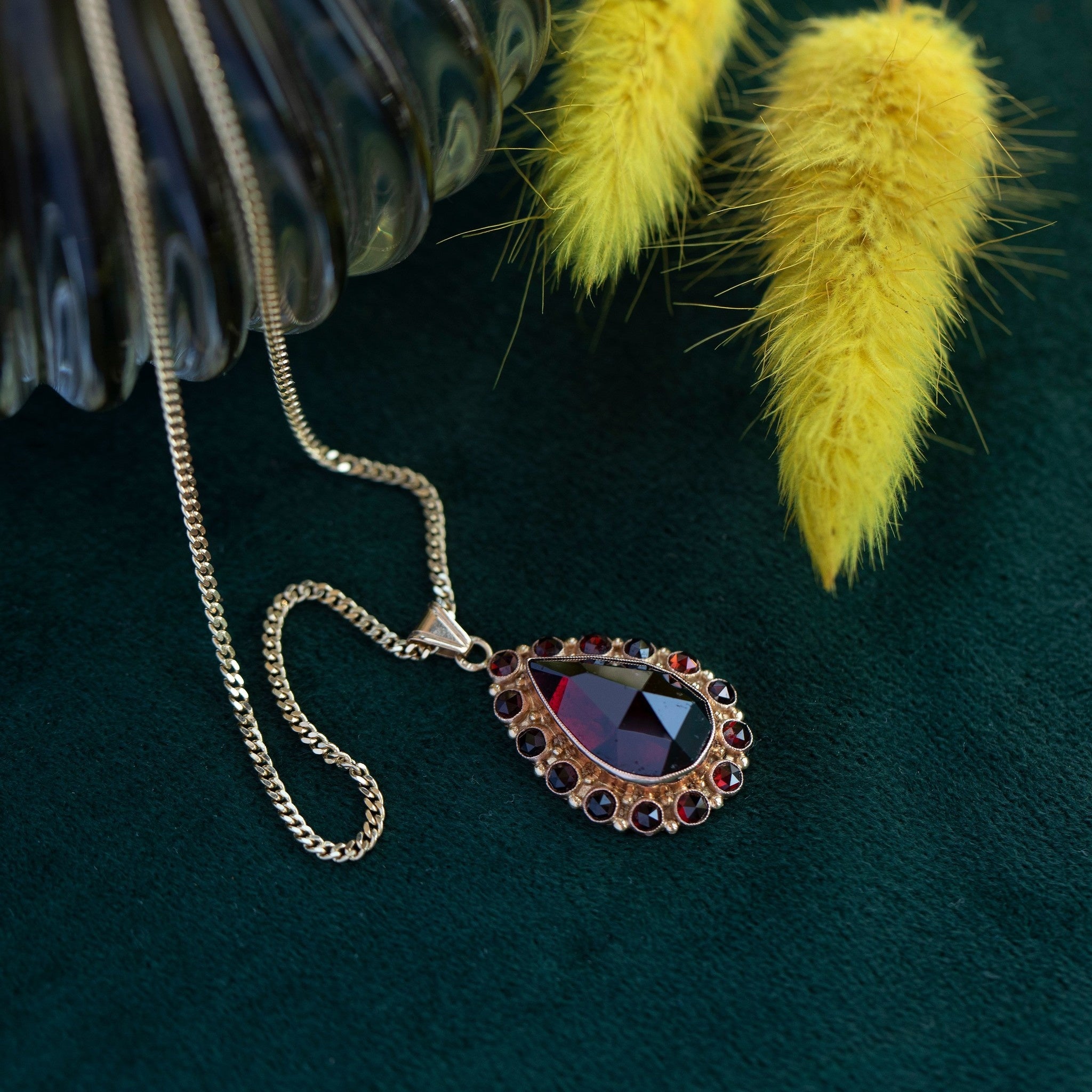 Gold entourage pendant with garnet 14 krt