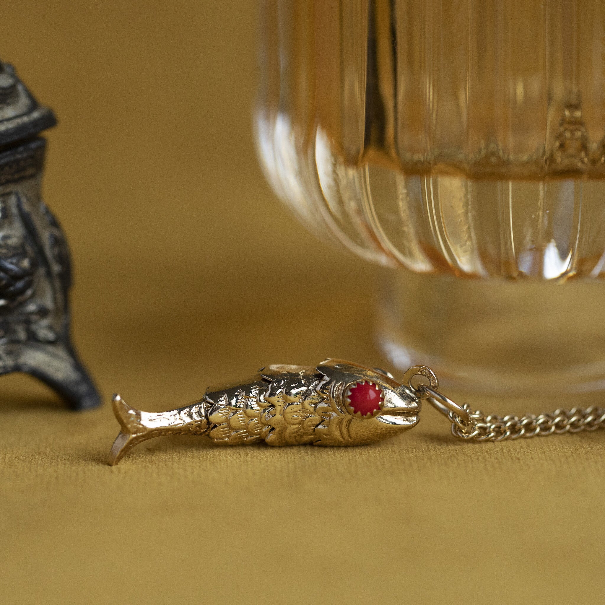 Gouden hanger vis met bloedkoraal 14 krt