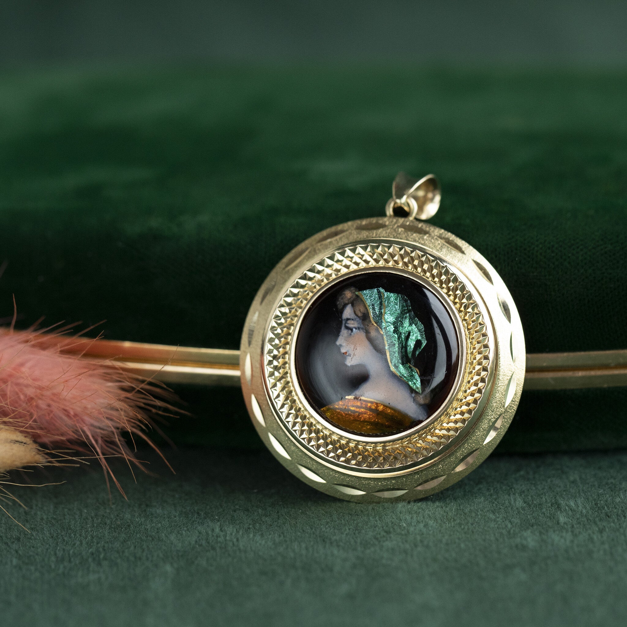 Gouden hanger met emaille 18 krt