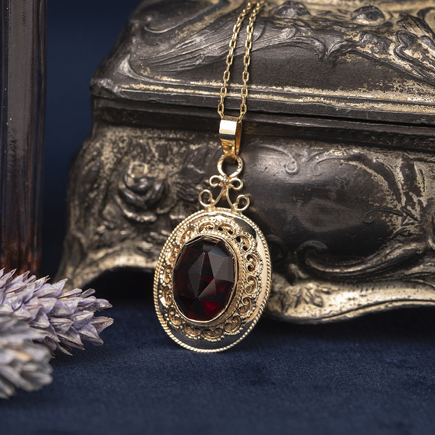 Gouden vintage hanger met granaat 14 kt