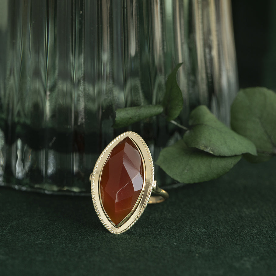 Gold vintage ring with carnelian 14 kt