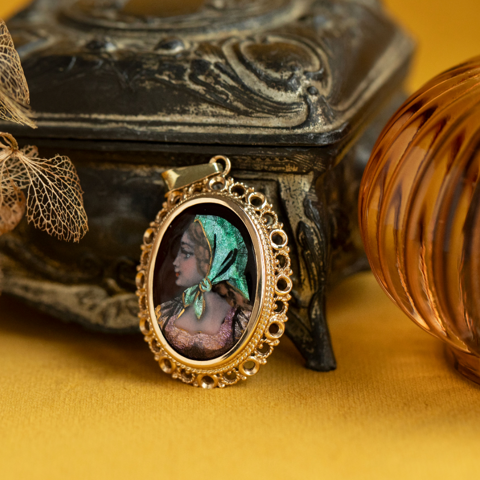 Gold vintage pendant with enamel 14 kt