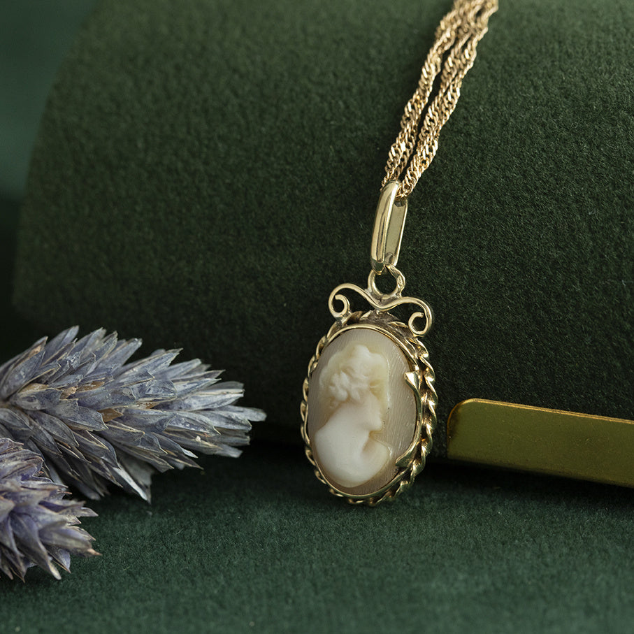 14 kt gold vintage pendant with cameo