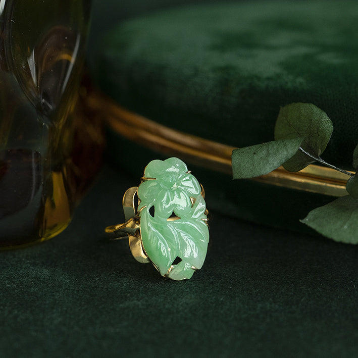 14 kt gold ring with jade