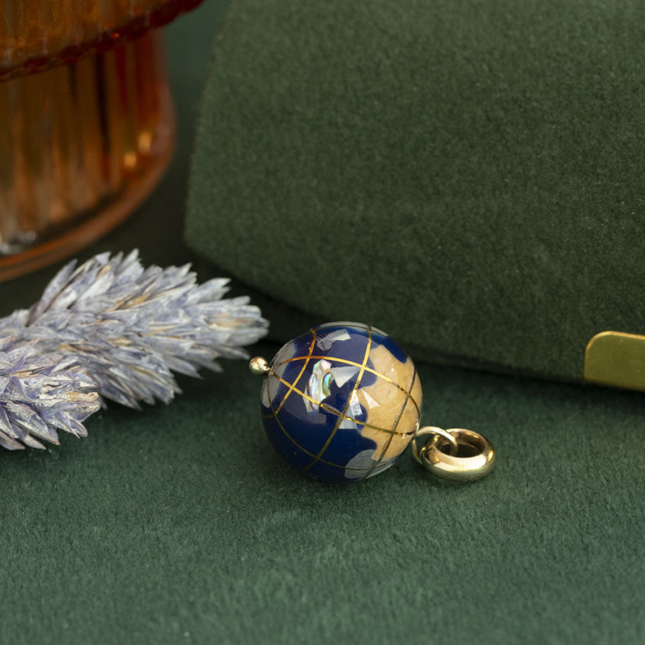 Vintage gold globe pendant 14 kt
