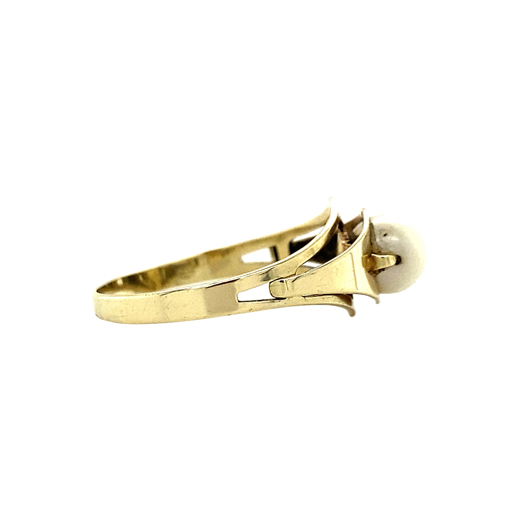 14 kt gold ring with a pearl