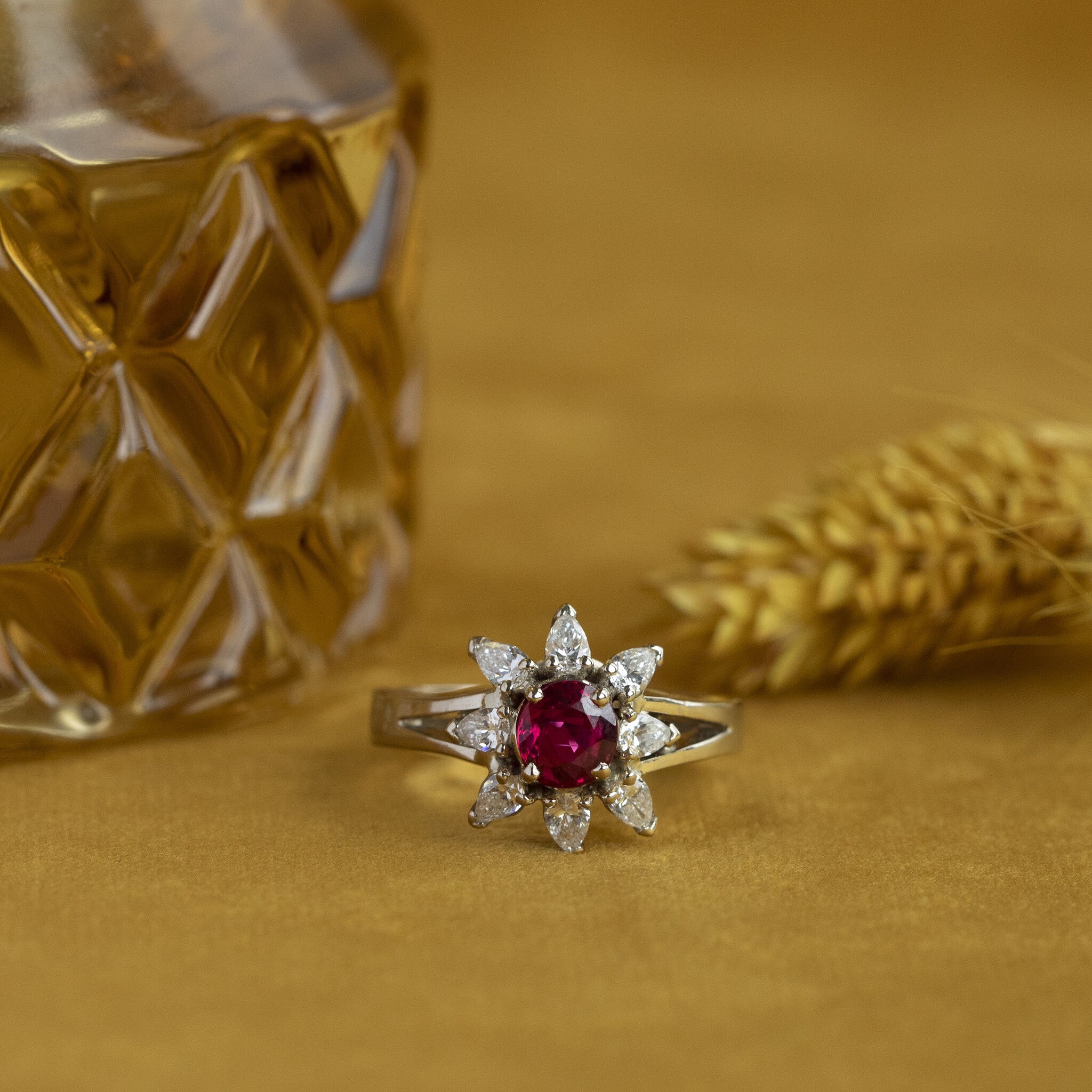 White gold entourage ring with ruby and diamond 18 kt